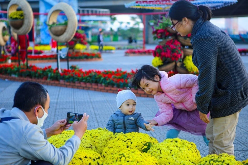 A happy moment of a family in Da Nang. (Photo: Tran Le Lam/VNA)