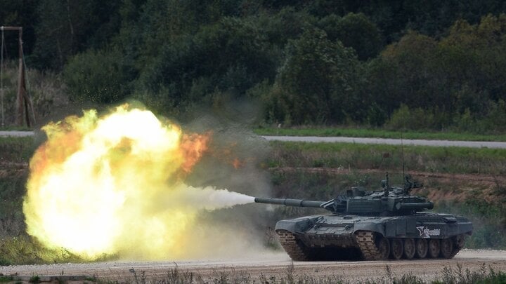 Танк Т-90М ведет огонь.