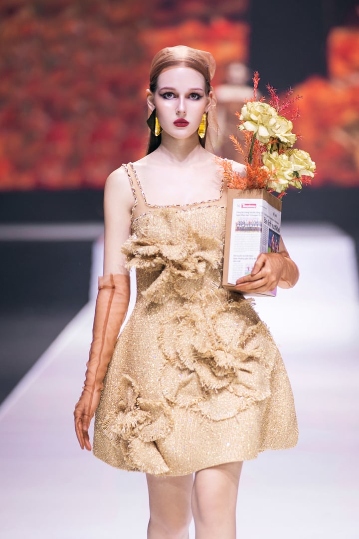 Miss Cosmo 2024 est charmante sur le podium de la Vietnam International Fashion Week - 16