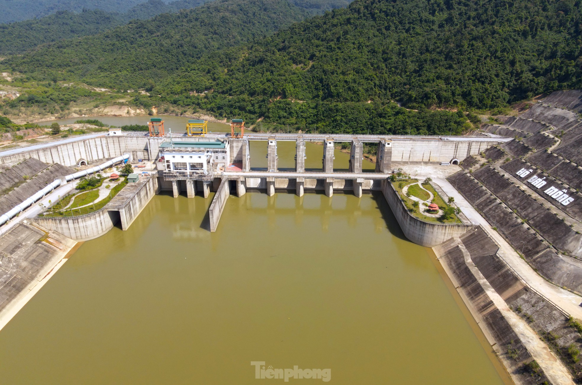 Nahaufnahme des Ban Mong Reservoirs, das über 5.550 Milliarden kostete und 15 Jahre lang „still lag“, Foto 2