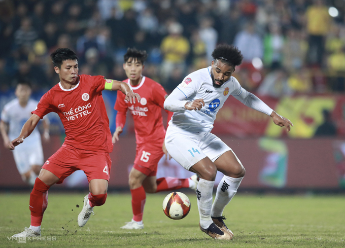 Rafaelson continuously tormented Viettel's The Cong defense, scoring the opening goal and assisting Van Toan to seal the score at 3-0.