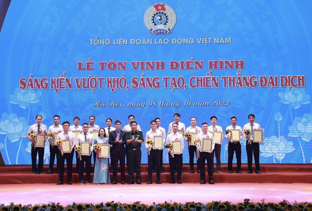 Lieutenant General Nguyen Van Gau - Member of the Party Central Committee, Deputy Director of the General Department of Politics of the Vietnam People's Army and Vice President of the Vietnam General Confederation of Labor Ngo Duy Hieu awarded prizes to 18 authors with outstanding initiatives that brought in value from 30 billion VND to under 100 billion VND. Photo: Hai Nguyen