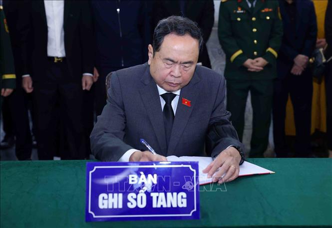 Der Vorsitzende der Nationalversammlung, Tran Thanh Man, trägt sich in das Kondolenzbuch ein. Foto: Pham Kien/VNA