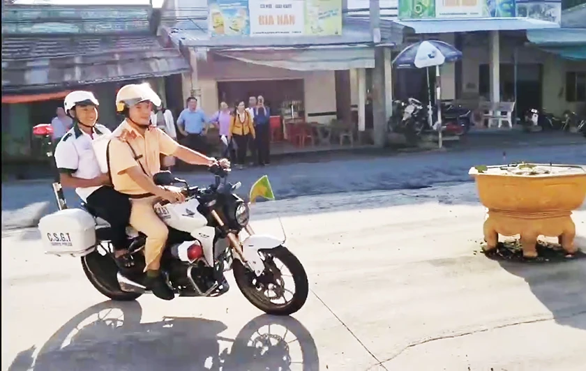 Đại úy Cảnh sát giao thông vượt 15km đưa thí sinh đến điểm thi kịp thời