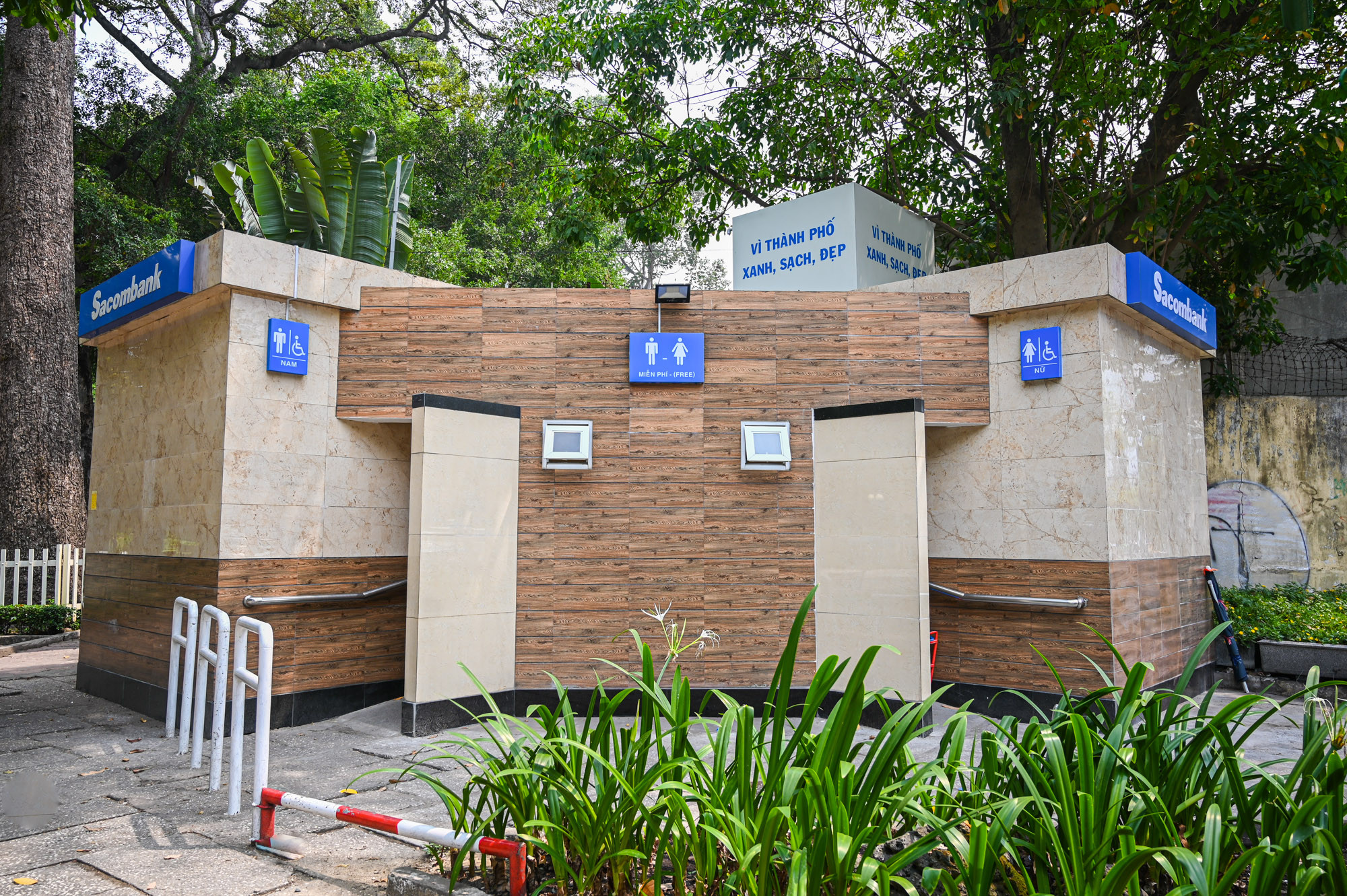 Kontrastierende Szenen auf öffentlichen Toiletten in der Innenstadt von Ho-Chi-Minh-Stadt