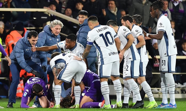 Members of both teams rushed to the scene as soon as they saw their colleague collapse on the field. (Photo: Reuters)