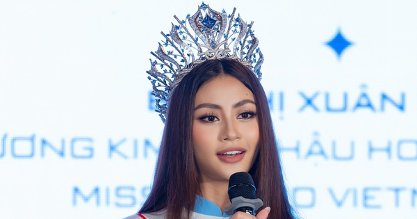 Người đẹp Miss Cosmo 2024 diễn thời trang ở quần thể di sản thế giới Tràng An