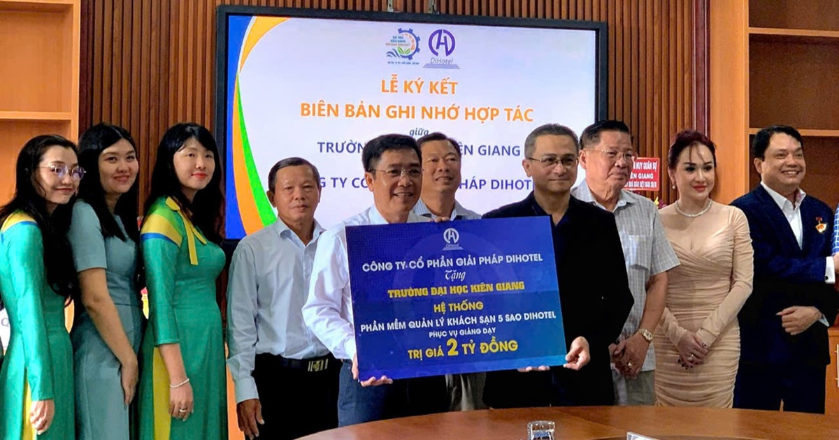 Donating Tourism training software to Kien Giang University