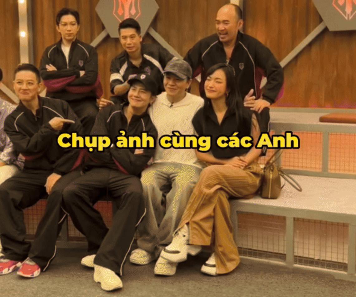 Châu Bùi chụp ảnh cùng các “anh tài“. Ảnh: Cắt từ clip
