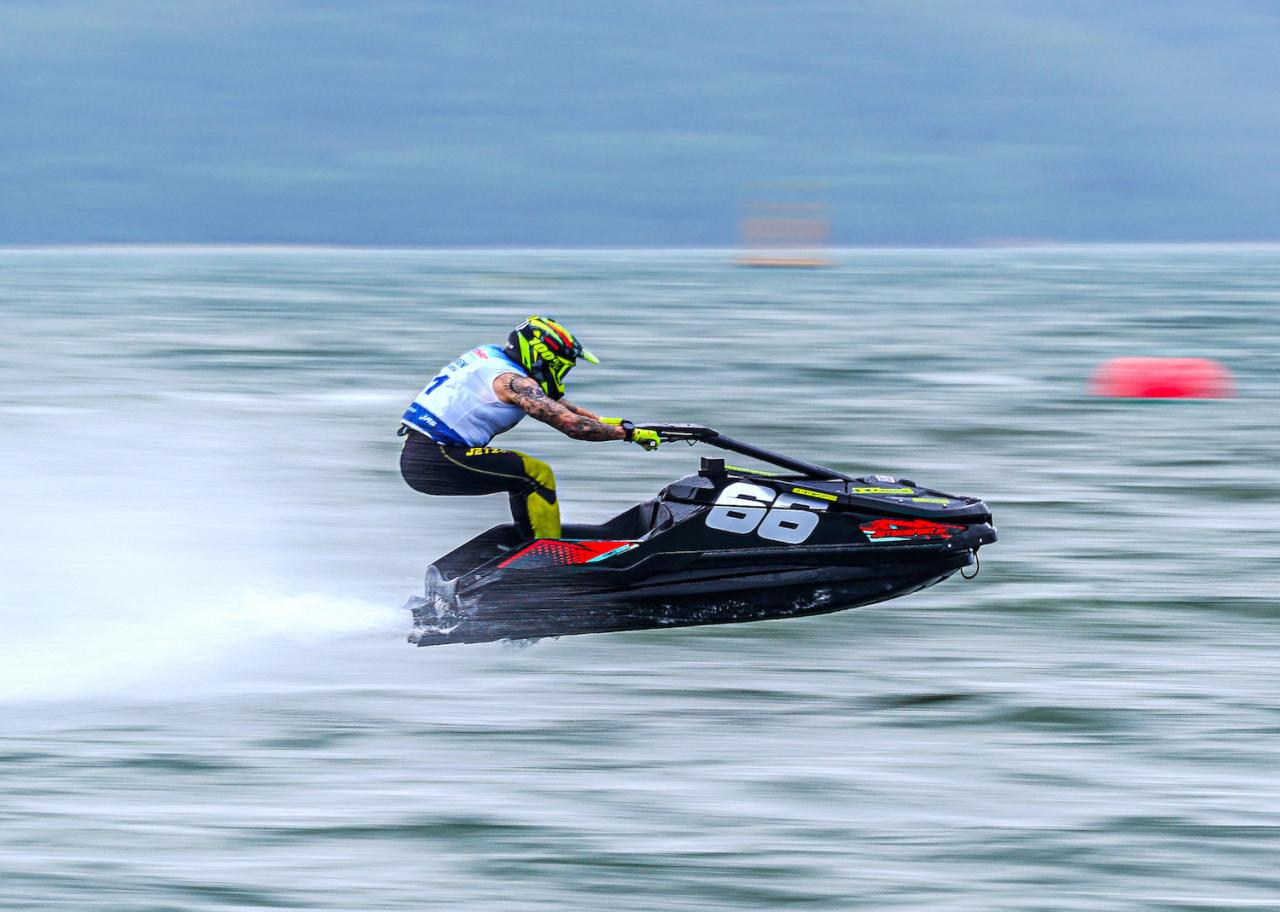 Enjoy the beautiful surfing performance of jet ski racers