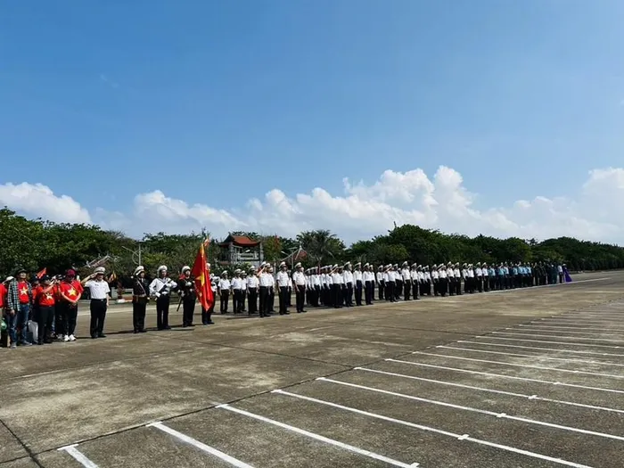  Lễ chào cờ Tổ quốc của các cán bộ, chiến sỹ và nhân dân trên các đảo thuộc quần đảo Trường Sa (Khánh Hòa). (Ảnh: T.G/Vietnam+) 