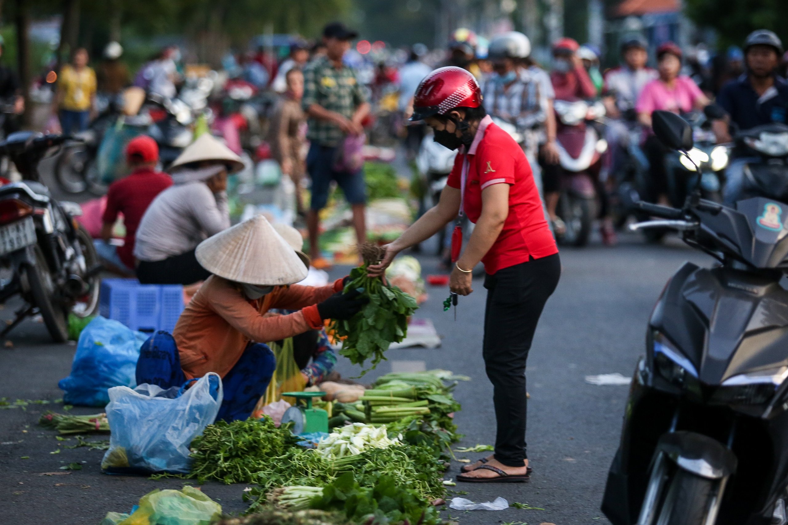 Chiều tan ca Công ty PouYuen đông công nhân nhất TP.HCM: Mong sao thoát cảnh chợ 'chạy'- Ảnh 8.