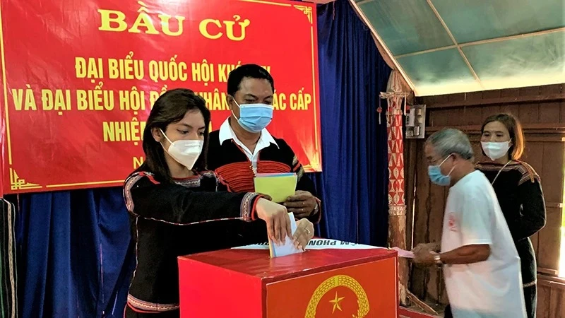 រូបគំនូរ៖ ជនជាតិភាគតិចនៅ Dak Lak អនុវត្តសិទ្ធិបោះឆ្នោតរបស់ពួកគេ។ (រូបថត៖ CONG LY)