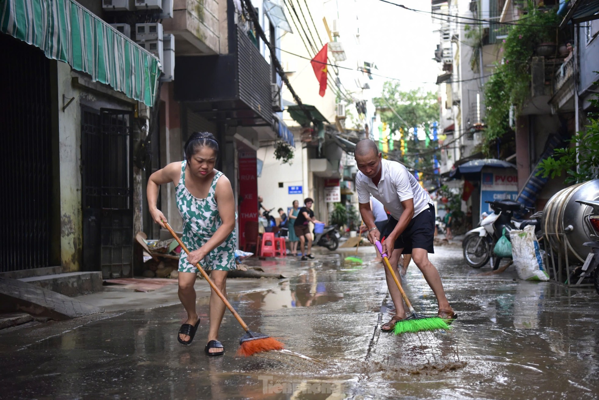 La gente a lo largo del Río Rojo limpia sus casas mientras el agua retrocede. Foto 17