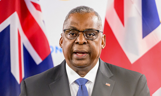 El secretario de Defensa de Estados Unidos, Lloyd Austin, habla en una conferencia de prensa en California el 1 de diciembre. Foto: AFP