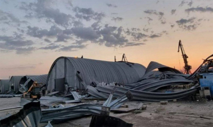 Daños tras un ataque aéreo ruso en el puerto del río Danubio de Ucrania el 16 de agosto. Foto: Reuters