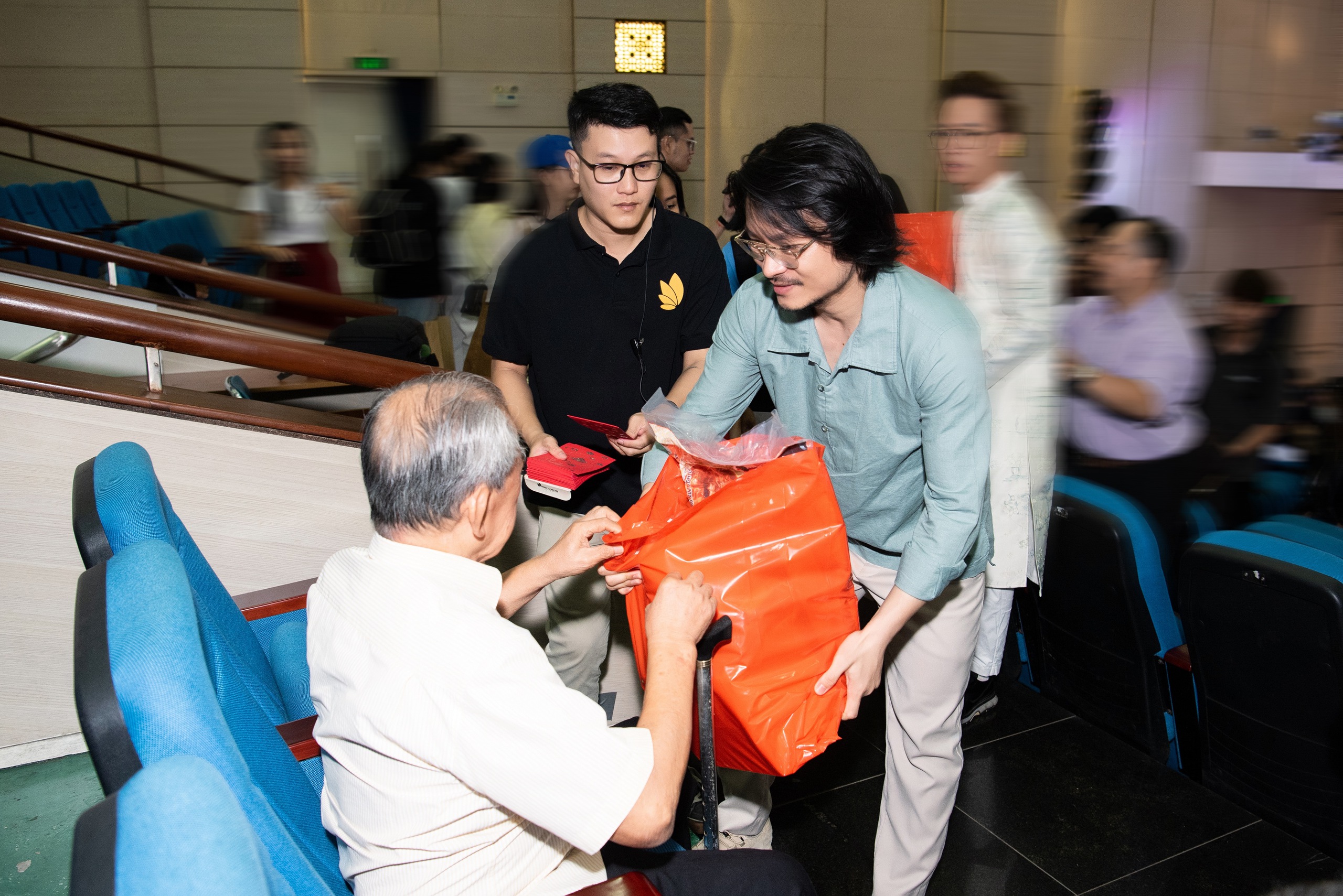 Sen Vàng trao quà trị giá hơn 800 triệu đồng cho trẻ em, người dân tộc thiểu số đón Tết- Ảnh 2.