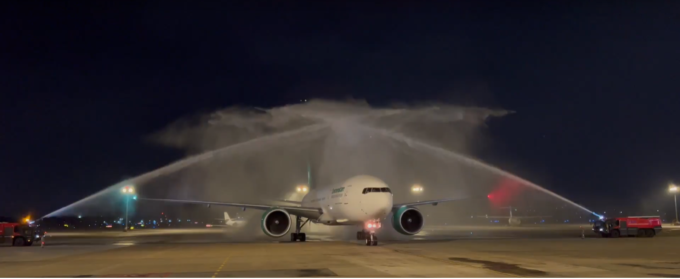 トルクメニスタン航空の飛行機がタンソンニャットに初めて着陸し、放水式が行われた。写真: トルクメニスタン航空