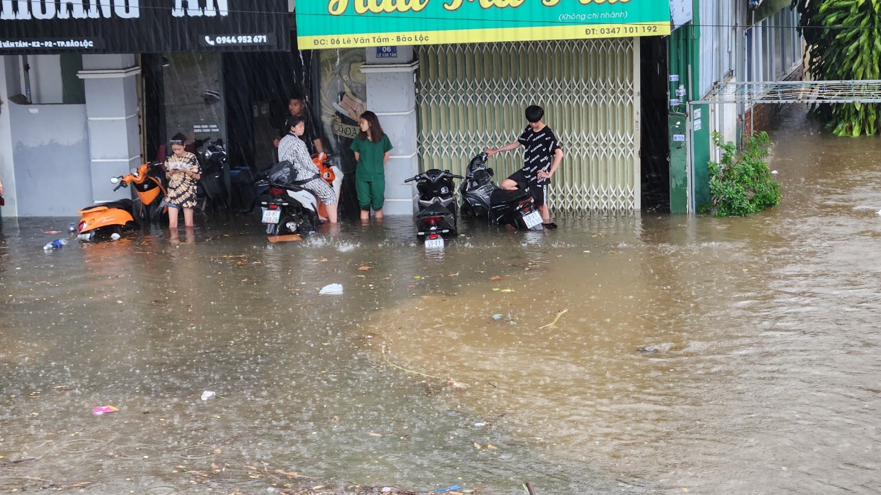 Bảo Lộc: Mưa lớn nhiều tuyến đường bị chia cắt do nước ngập - Ảnh 1.