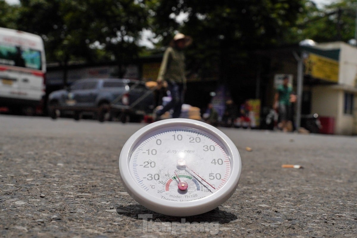 Arbeiter kämpfen in Hanoi unter der sengenden Sonne ums Überleben, während die Straßentemperatur über 50 Grad Celsius beträgt, Foto 2