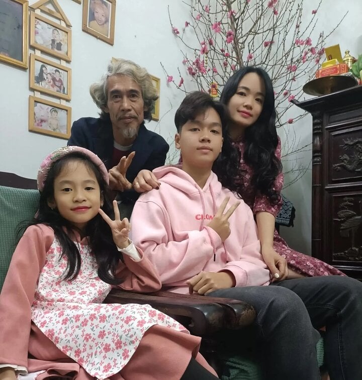 Artist Phu Don with his small family.