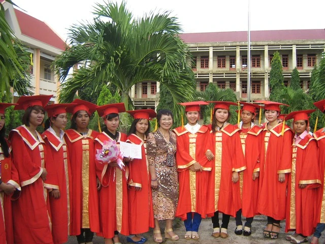 Chị Linh Nga người đứng giữa với Sinh viên CĐSP ngày ra trường