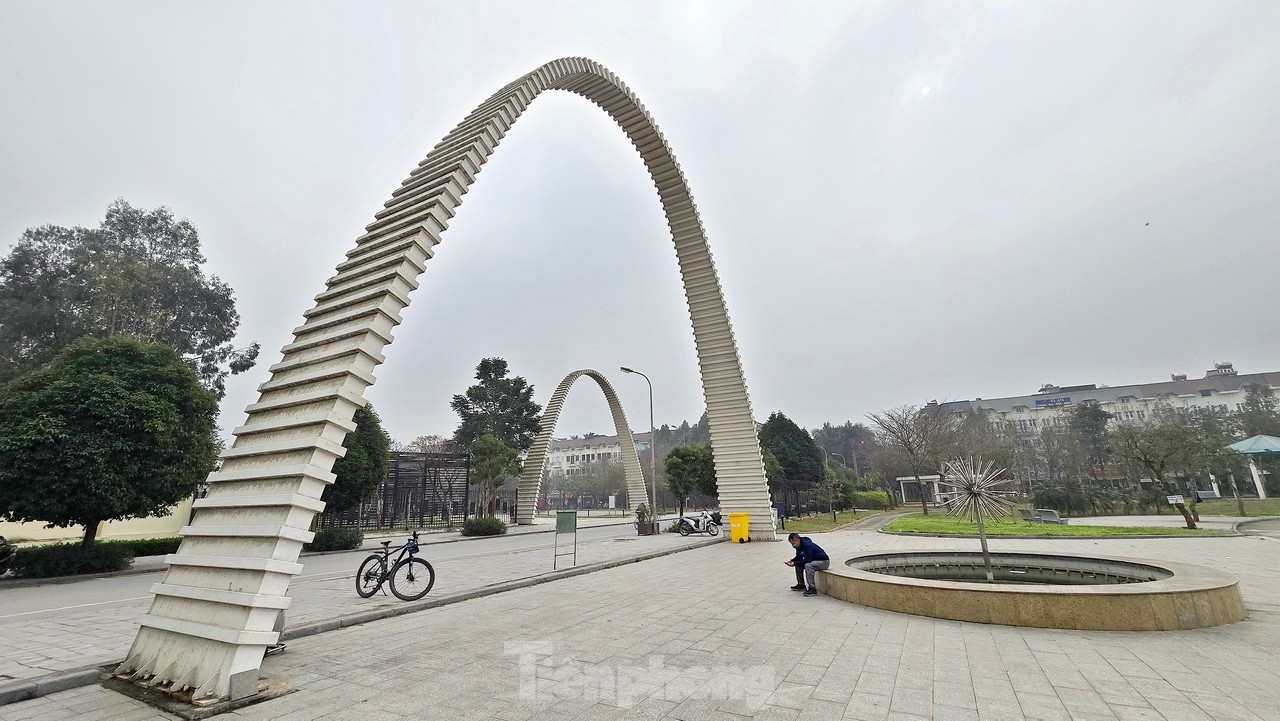 Estado actual del parque con forma de guitarra valorado en 200 mil millones de dongs en Hanoi foto 1