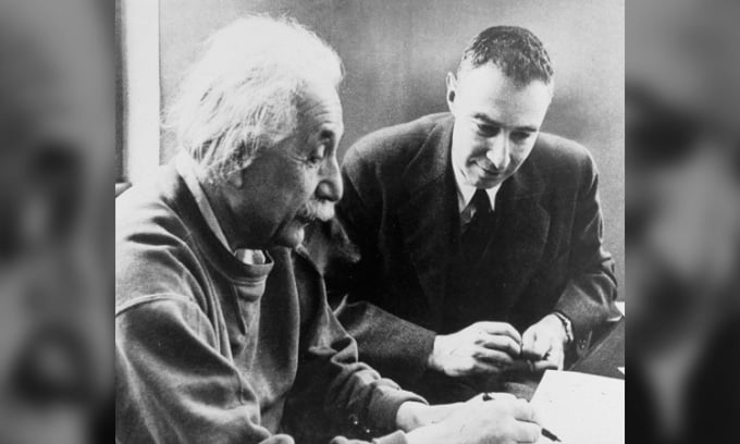 Oppenheimer và nhà vật lý Albert Einstein. Ảnh: CORBIS/Corbis