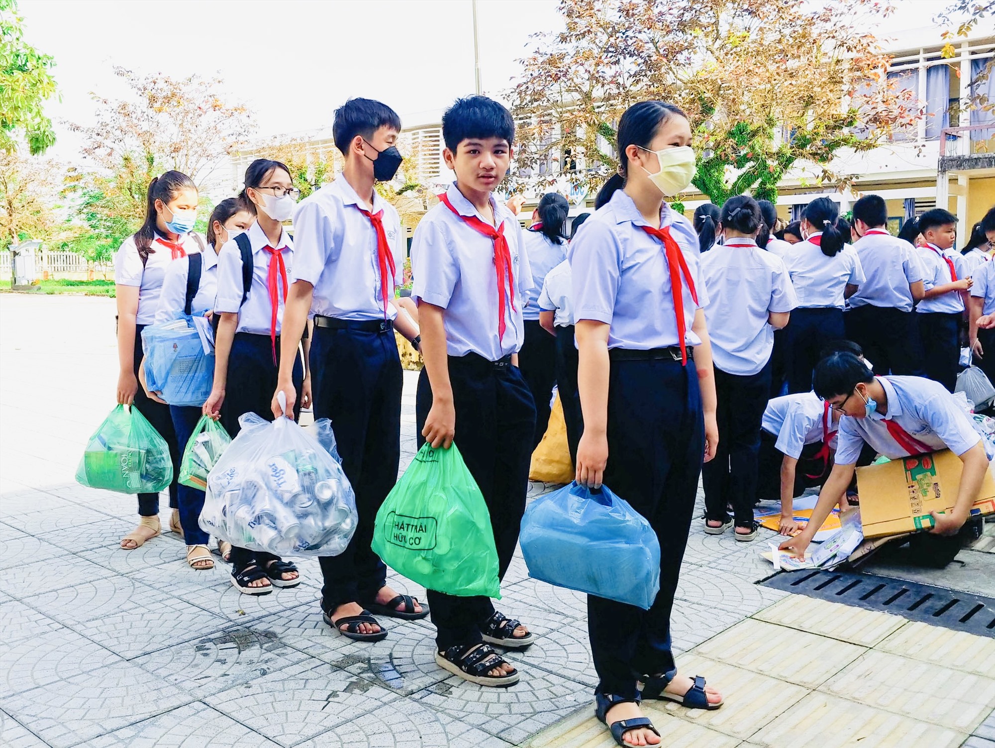 นักเรียนจำนวนมากเข้าแถวรอที่โรงเรียนมัธยมศึกษา Nguyen Hue (Tam Ky) เพื่อรอเก็บขยะพลาสติกและรับของขวัญ ภาพ: NHIEM HAI