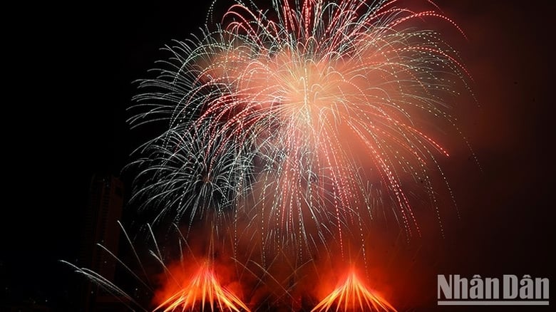 Los equipos de fuegos artificiales italianos y franceses ingresaron oficialmente a la noche final foto 2