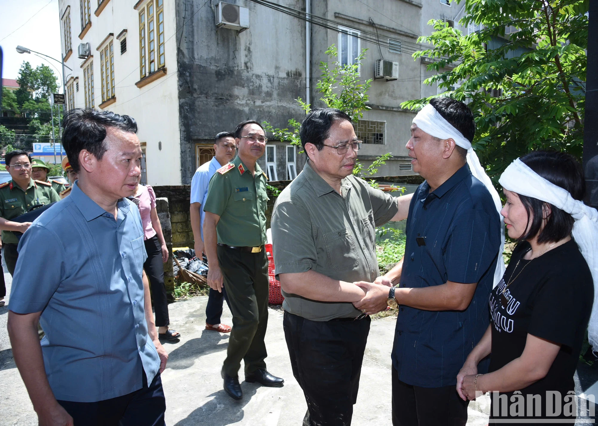 [Foto] Premierminister inspiziert Hochwassersanierung in Yen Bai Foto 6