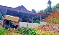 পাহাড়টি শত শত মিটার লম্বা ফাটল ধরে, অনেক পরিবারকে জরুরিভাবে সরিয়ে নিতে হয়েছিল।