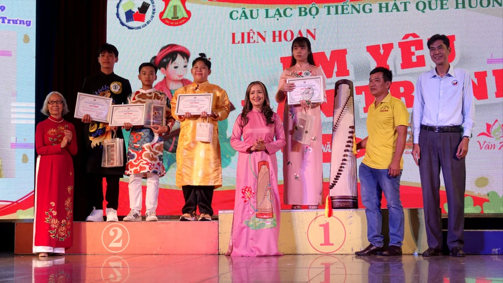 Los candidatos ganadores estaban encantados de recibir premios valiosos y significativos. Foto: THUY BINH