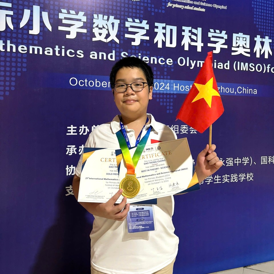 Schüler Dao Trong Cuong (Klasse 7I0, Newton Secondary School – High School), Goldmedaille, hervorragender Preis in der Prüfung in Wissenschaftstheorie bei der IMSO-Prüfung 2024.