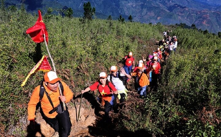 Tourists on the journey to conquer Ta Xua peak, Tram Tau district.