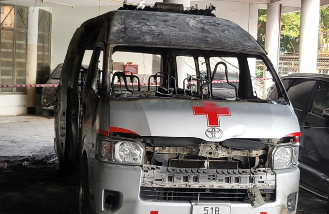 Ein Krankenwagen brennt auf einem Parkplatz im 10. Bezirk. Foto: Gesundheitsamt von Ho-Chi-Minh-Stadt