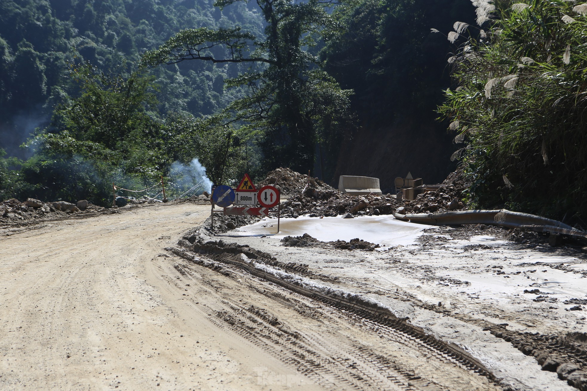 Many drivers are worried as the road to Cau Treo Border Gate continues to collapse photo 9