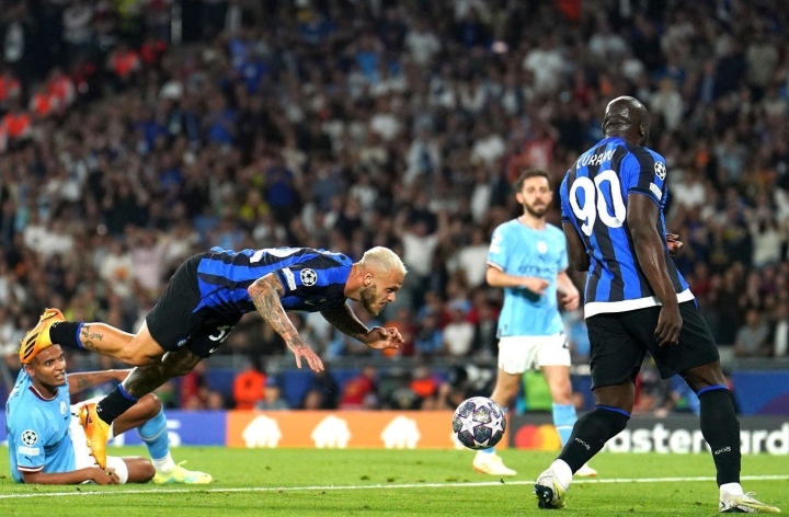 Cận cảnh Lukaku 2 lần khiến cổ động viên Inter Milan chết lặng - 1