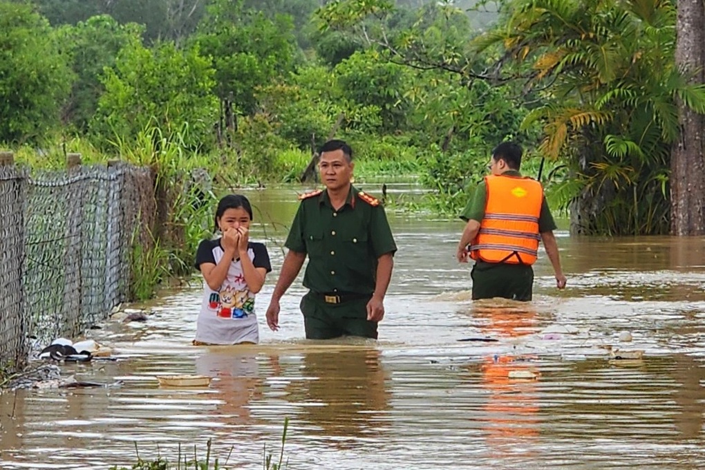 Phú Quốc sơ tán người dân khỏi vùng ngập sâu - 1