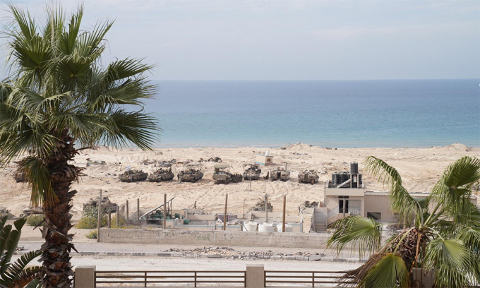 Tanques y vehículos blindados israelíes estacionados a lo largo de la costa de la Franja de Gaza el 13 de noviembre. Foto: FDI