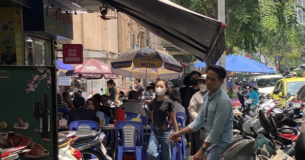 Still encroaching on lines and occupying sidewalks on the pilot toll road in Ho Chi Minh City