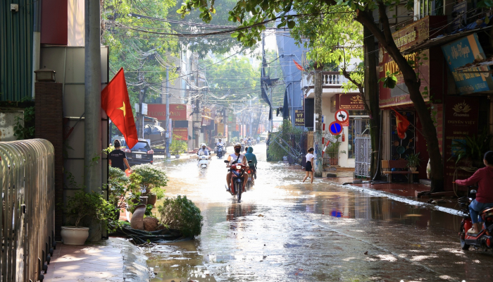 Comment les habitants du village de potiers de Bat Trang ont-ils été affectés après l’inondation ?