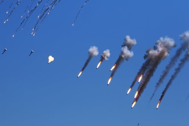 World - Russian tanks show destructive power when confronting Ukrainian tanks (Photo 3).