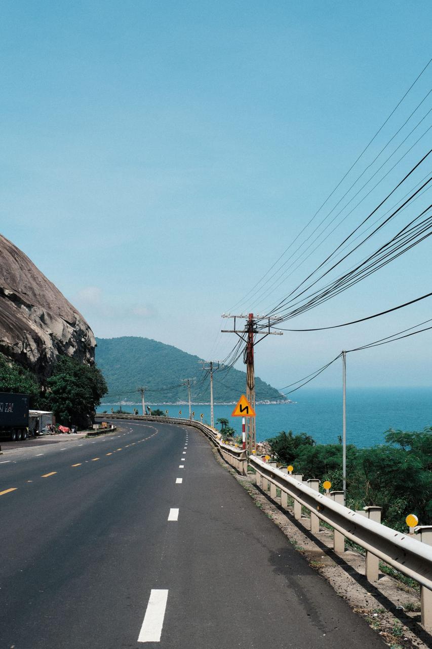 Selon M. Duc, en mentionnant Phu Yen, nous ne pouvons pas ignorer Deo Ca - l'un des plus grands cols de montagne, non seulement une voie de circulation importante mais aussi un endroit idéal à conquérir pour les routards. La route qui traverse le col de Deo Ca offre à la fois de beaux paysages et met au défi même les conducteurs les plus coriaces.