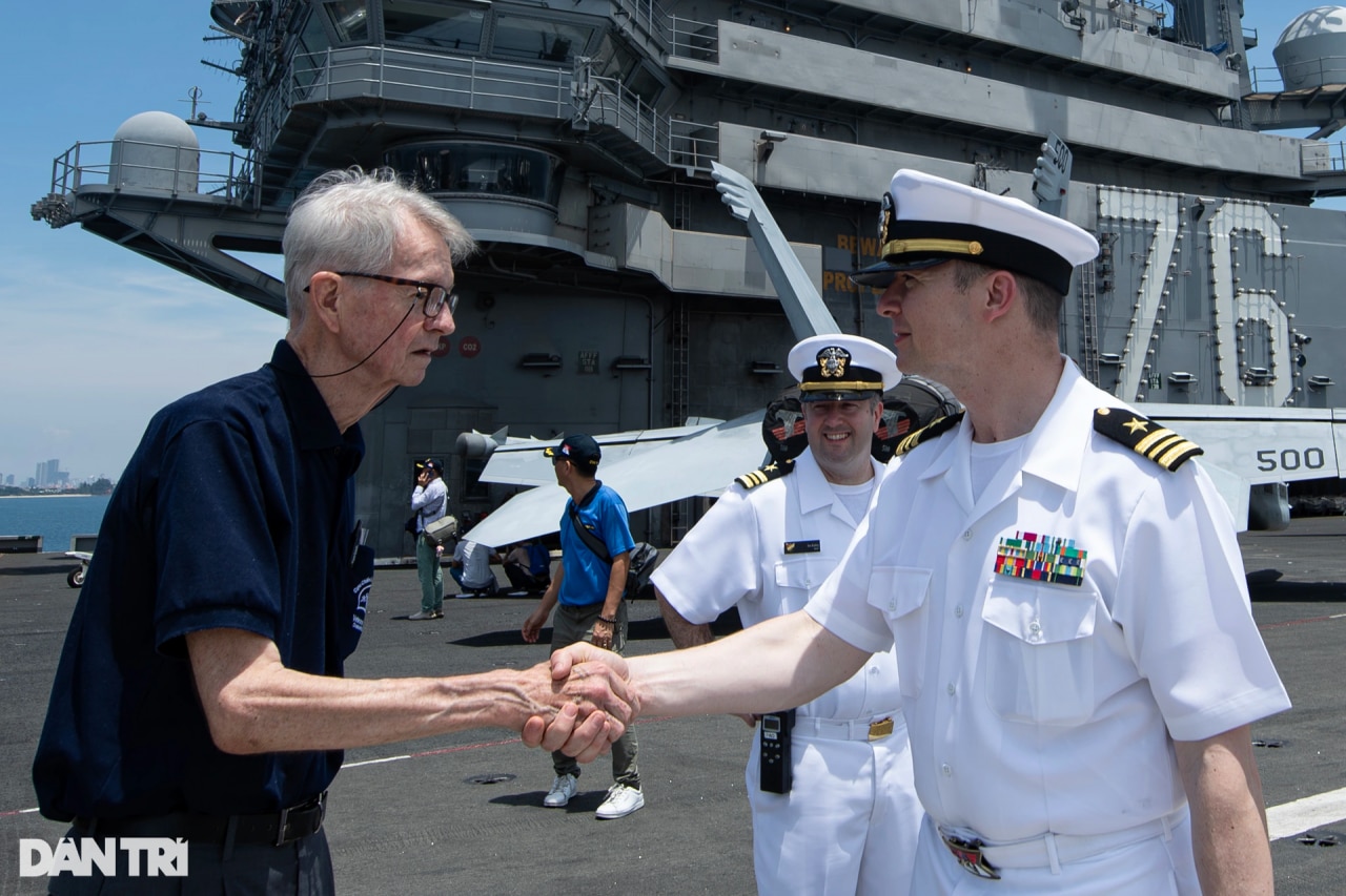 Khách tham quan thấy gì trên tàu sân bay Mỹ USS Ronald Reagan ở Đà Nẵng? - 8