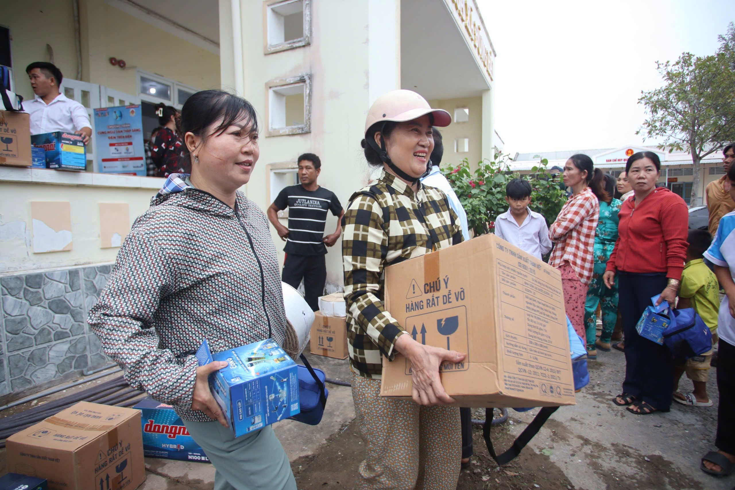 Chung tay giúp ngư dân Trà Vinh bám biển- Ảnh 1.