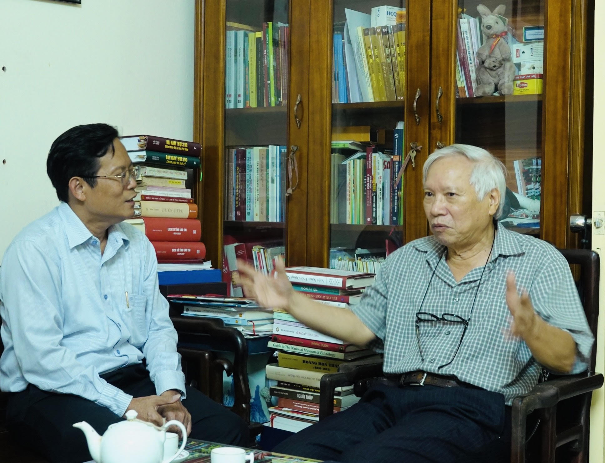 Mai vàng tri ân thăm nhà thơ Hữu Thỉnh và PGS Nguyễn Văn Huy - Ảnh 6.