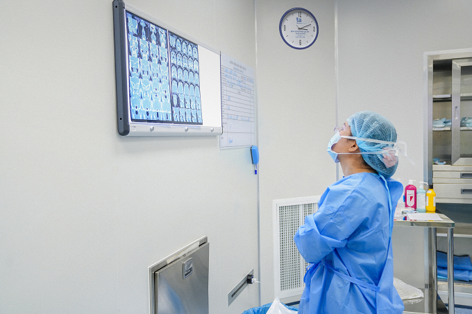 Doctor Thuy Hang looks at the patient's MRI results before surgery. Photo: Tam Anh Hospital