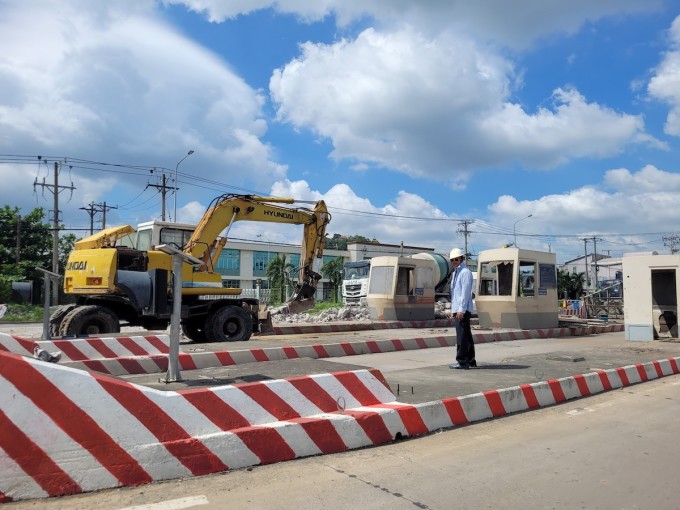 Los trabajadores desmantelaron la estación de peaje el 10 de junio. Foto: Phuoc Tuan