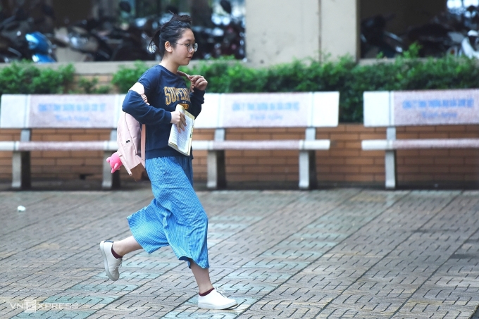 Ein Kandidat bei der Aufnahmeprüfung für die 10. Klasse in Hanoi im Jahr 2019. Er kam zu spät und eilte in den Prüfungsraum, immer noch das Buch in der Hand haltend. Foto: Giang Huy